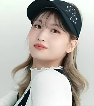 Momo (singer) Portrait